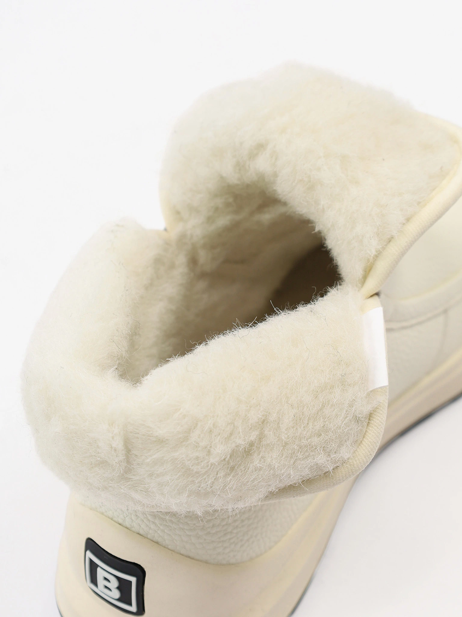 Ботинки белого цвета на низкой подошве